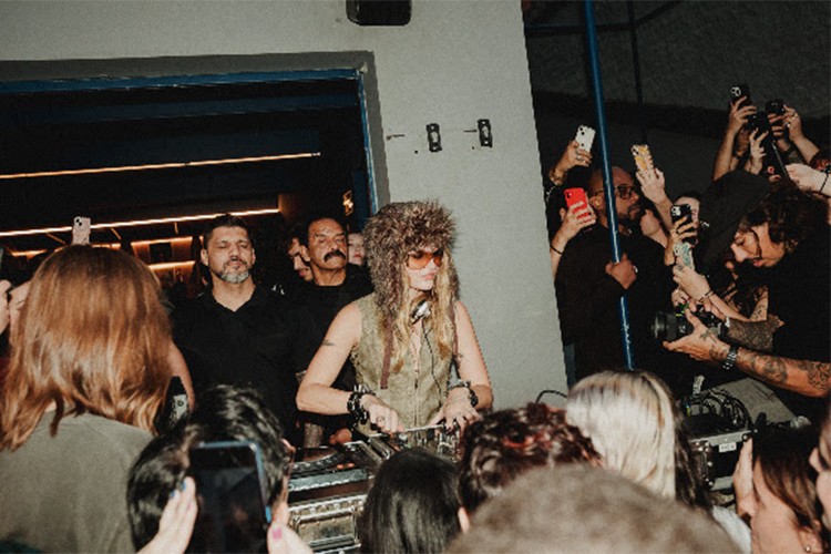 Victoria'nın yeni parçası 't-shirt' şimdi yayında!