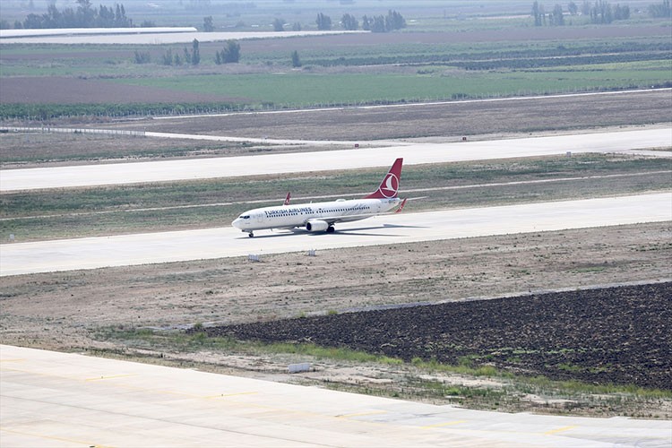 Çukurova Havalimanı'na ilk yolcu uçağı indi