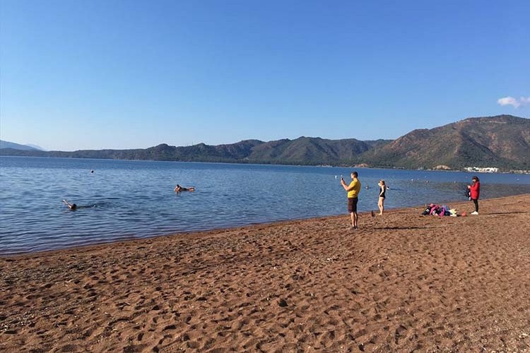 Muğla'da yeni yılın ilk gününde denize girdiler
