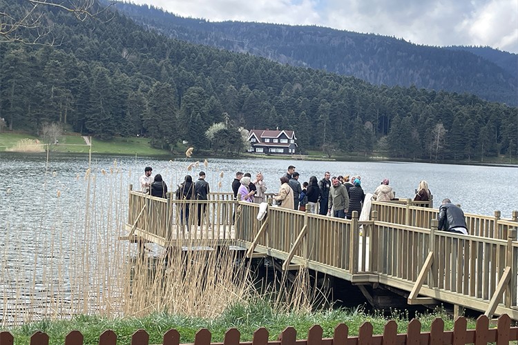 Gölcük Tabiat Parkı'nda bayram tatili yoğunluğu
