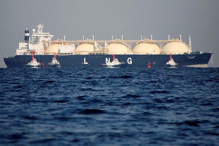 7 LNG tankeri, Umman açıklarında beklemede