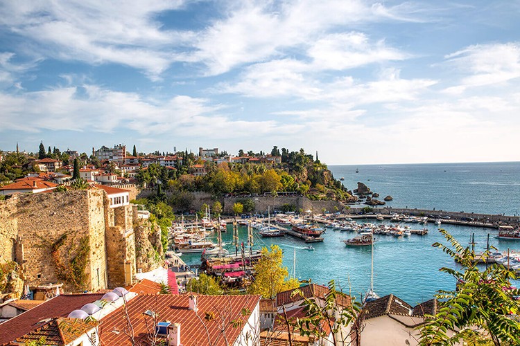 Antalya'ya gelen yabancı turist sayısı 10 milyonu aştı