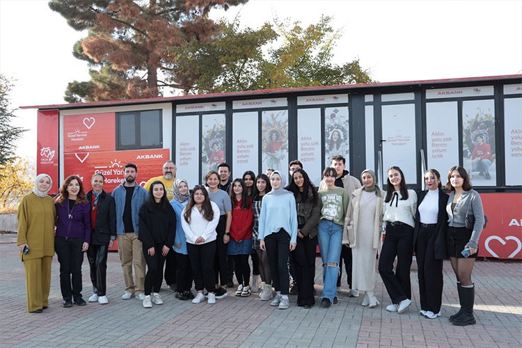 Deprem bölgesindeki gençlere destek oluyor