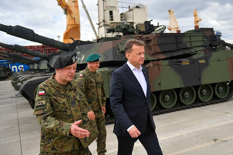 Polonya ordusu, 14 Abrams tankını teslim aldı