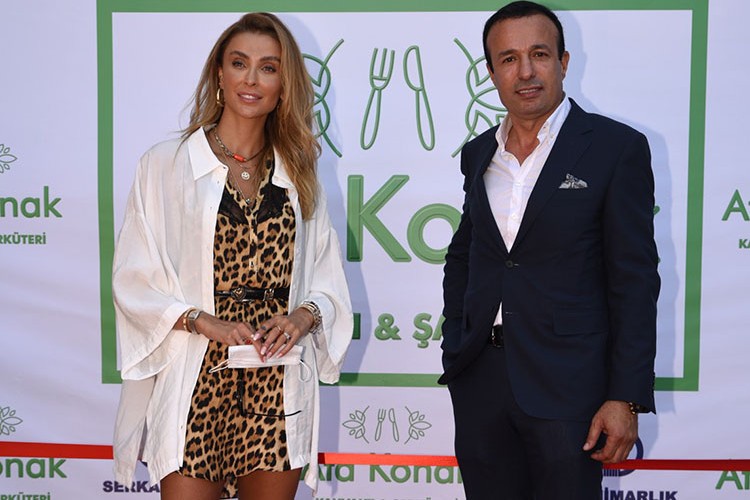 Özge Ulusoy'la kurdele kestiler