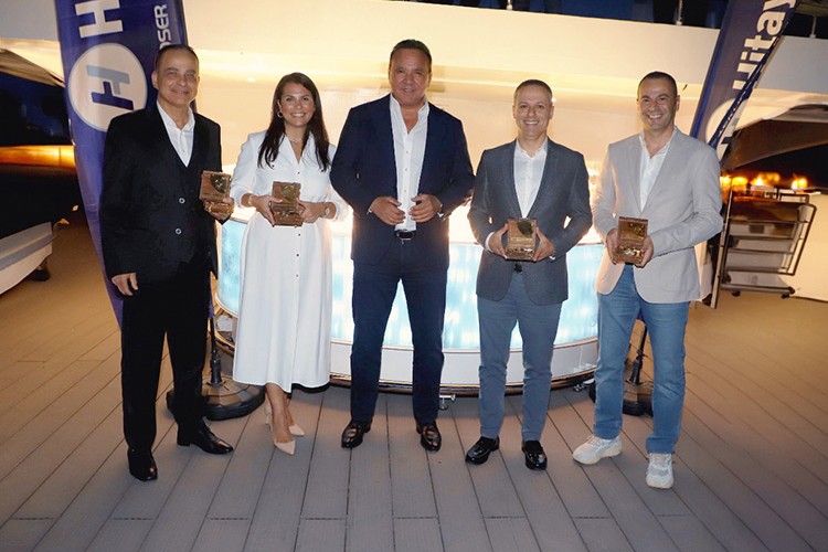 Çalışanlarıyla birlikte Boğaz'da yaza. veda etti