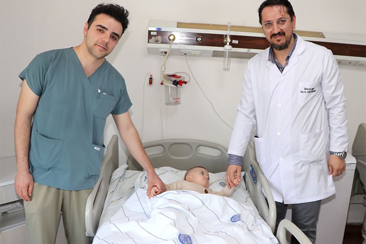 Bebeğin sürekli ağlamasının nedeni böbrek taşı çıktı