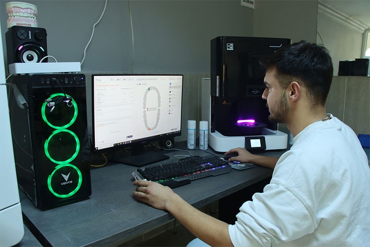 Geliştirdiği laboratuvarında diş protezi üretiyor