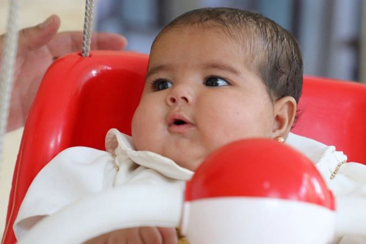 Mucize bebek Afra 6 aylık oldu