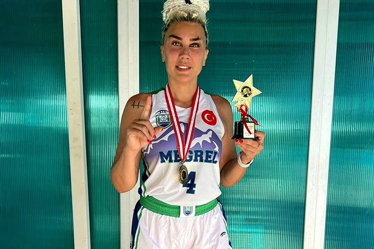 50'lik basketbol kraliçesi turnuvaya damga vurdu!