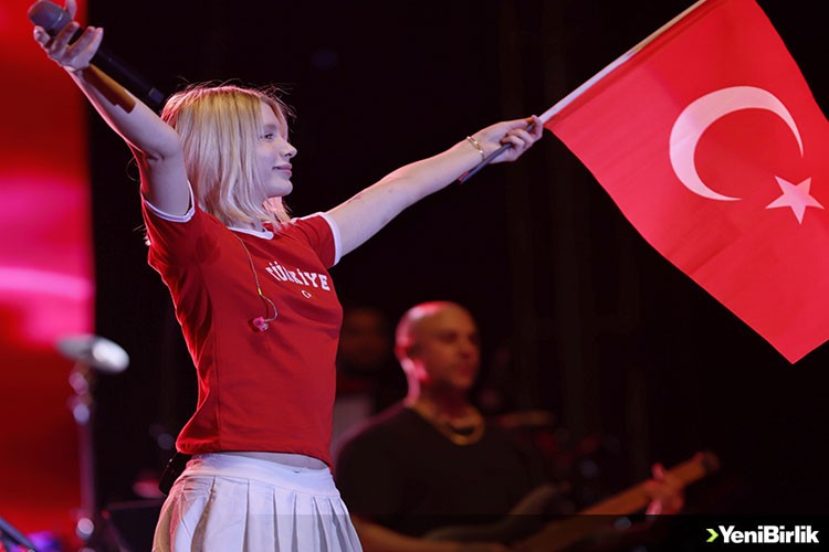 Aleyna Tilki 2 konser birden verdi