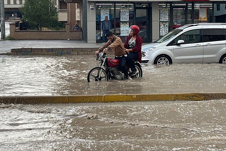Eskişehir'de kuvvetli sağanak ve dolu etkili oldu