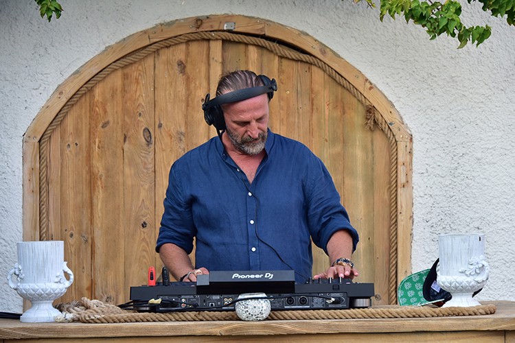 Gecenin sürprizi DJ'lik performansı