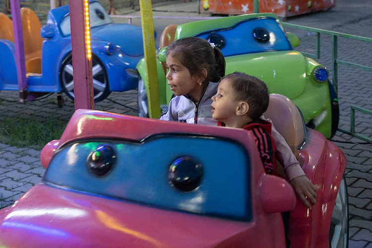 Lunaparkta yaşadıklarını unutmaya çalışıyorlar