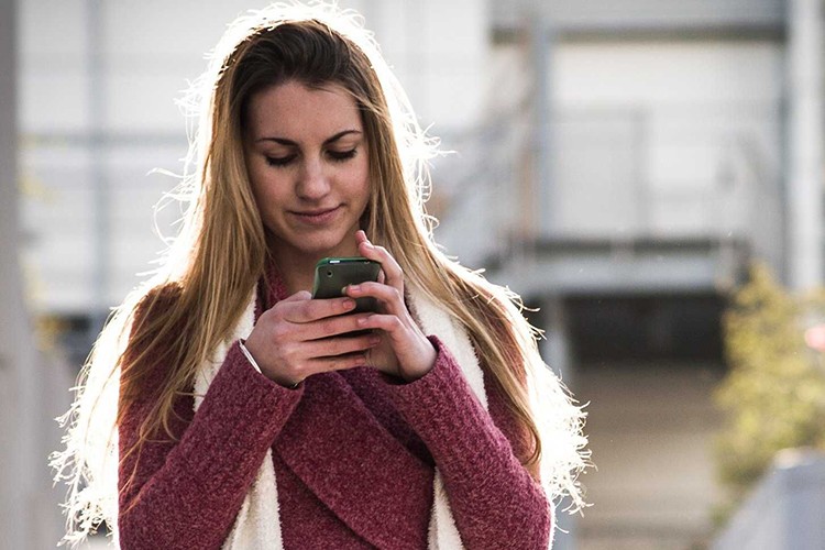 Telefonlarımıza sarıldık