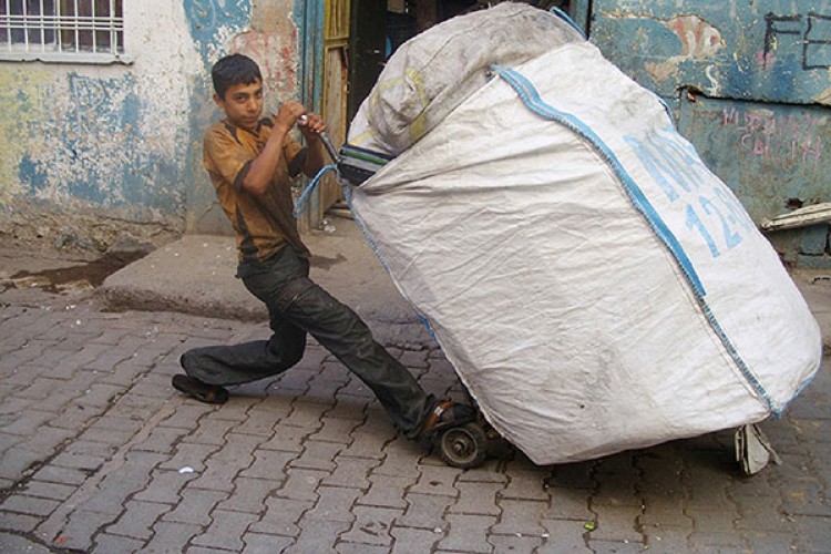 Atık toplayan işçiler "tanınmak" istiyor