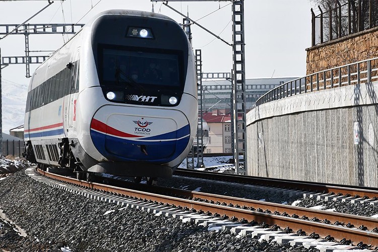 Orta Koridor'daki demir yolu projeleri için ihale ilanına çıkıldı