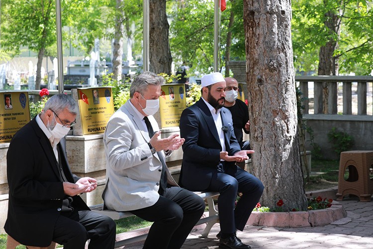 Bakan Palancıoğlu Şehitlik'te dua etti