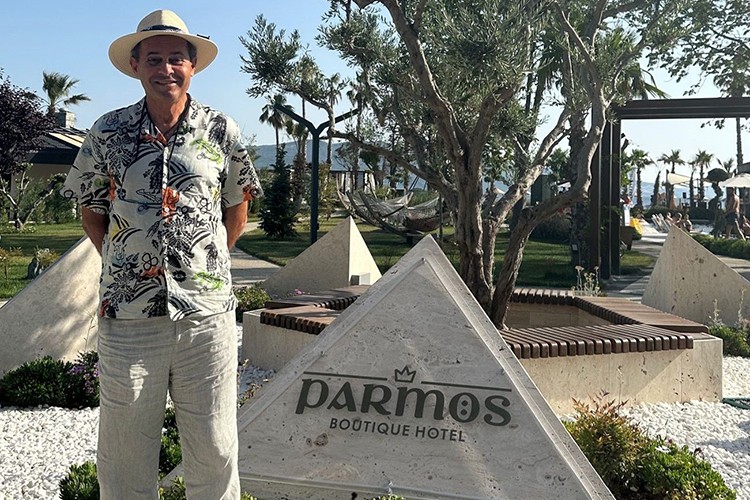 Ayhan Sicimoğlu'ndan Erdek'te nostaljik tatil