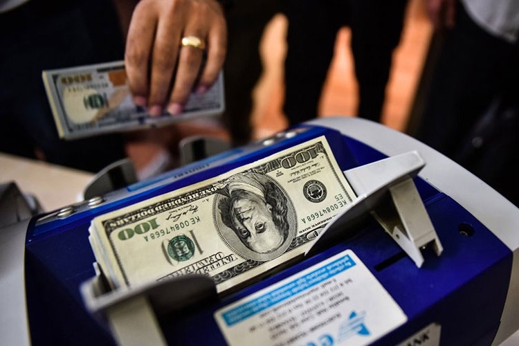 Dolar 13.44'ten açıldı