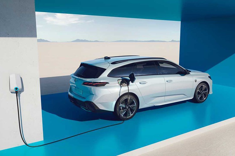 Yüzde 100 elektrikli Peugeot E-308 Türkiye'de satışa sunuldu