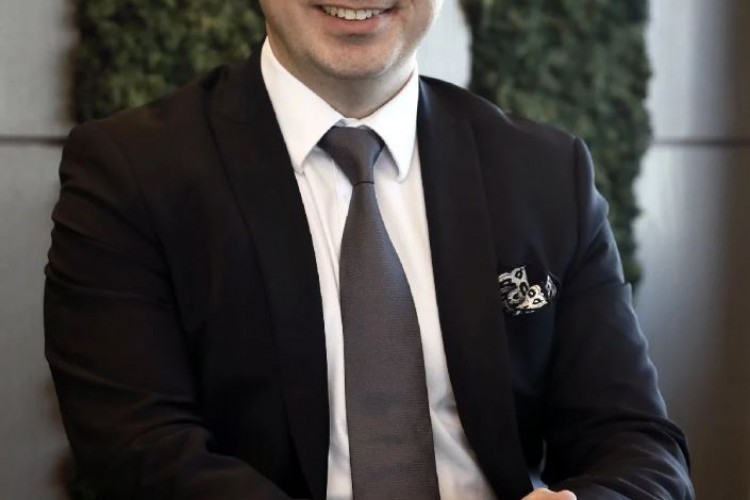 Esan Eczacıbaşı'nın yeni CEO'su Emre Kayışoğlu oldu