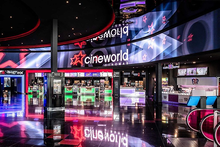 Salonlarını kapatıyor