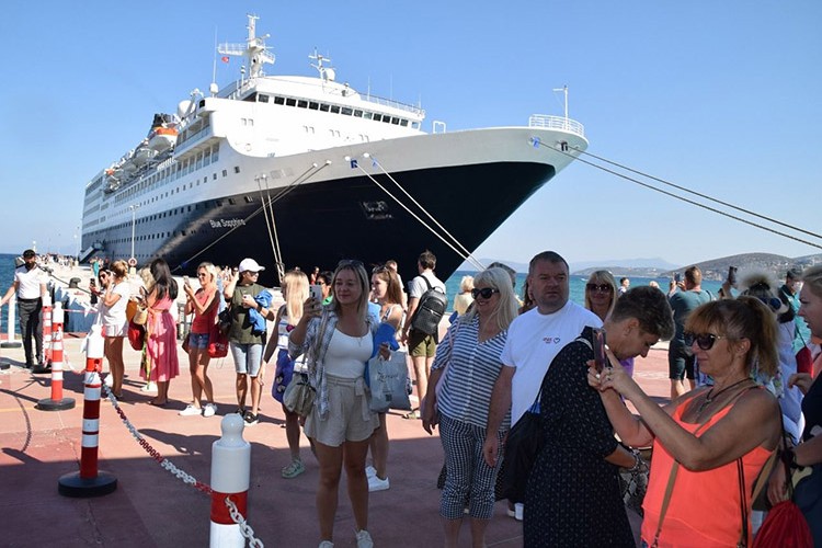 Çeşme'ye kruvaziyer seferleri 6 Nisan'da başlıyor