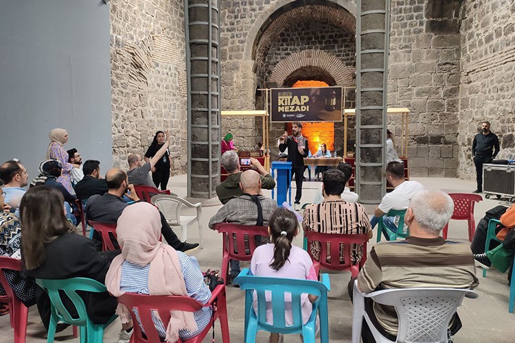 Diyarbakır'da kitap mezadı sürüyor