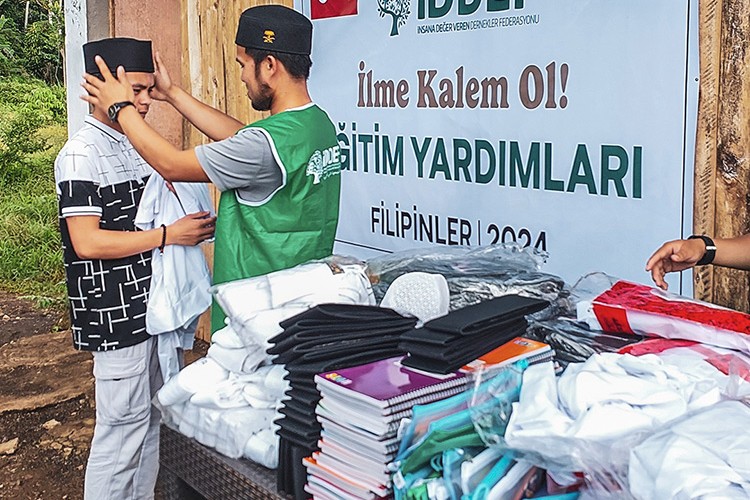 İDDEF'ten Dünyanın Dört Bir Yanındaki Öğrencilere Eğitim Seti Yardımı