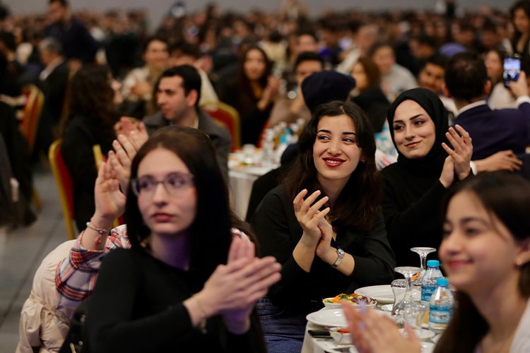 Yeni dönemin müjdelerini öğrencilerle paylaştı