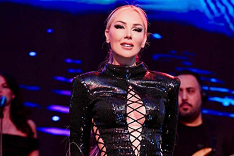 Petek Dinçöz, Yaz Konserleriyle Göz Kamaştırıyor