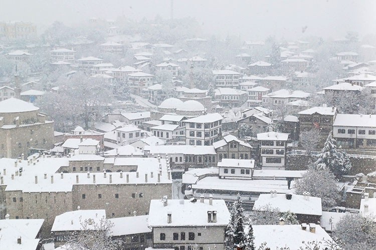 Safranbolu'da tarihi konaklar karla kaplandı