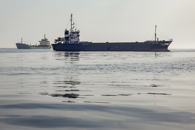 Karadeniz'de bir gemiye saldırı: Türk yaralılar da var