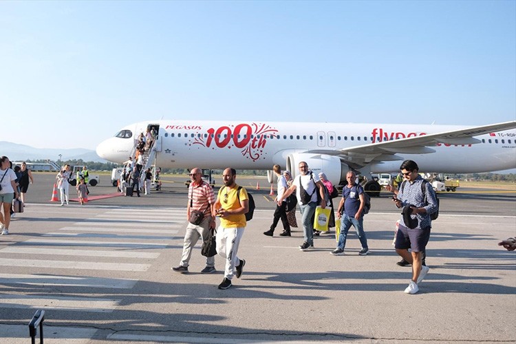 Pegasus, Bosna Hersek'in Tuzla şehrine ilk uçuşunu yaptı
