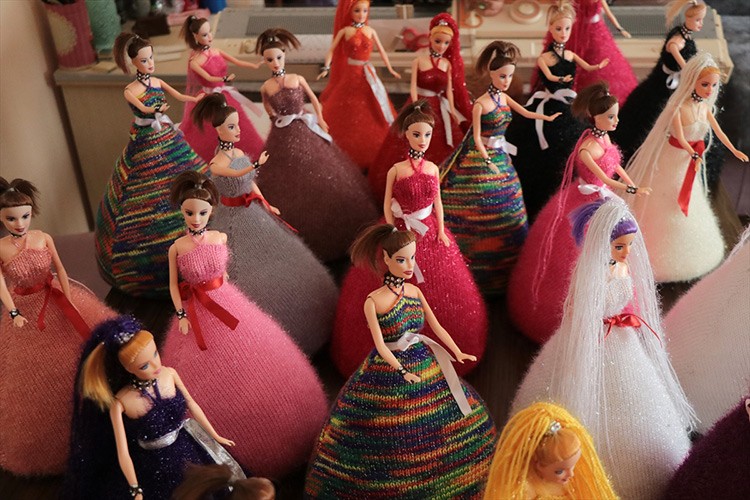 Oyuncak bebek elbiseleri gelir kapısı oldu