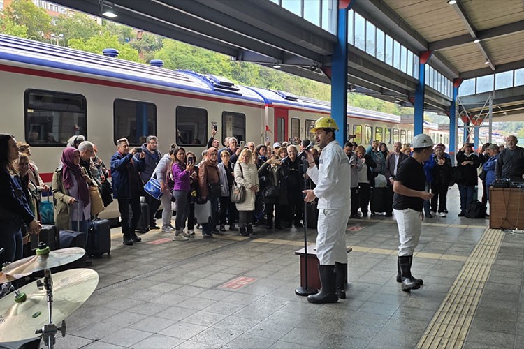 Turistik Karaelmas Ekspresi'ni Madenci Korosu karşıladı