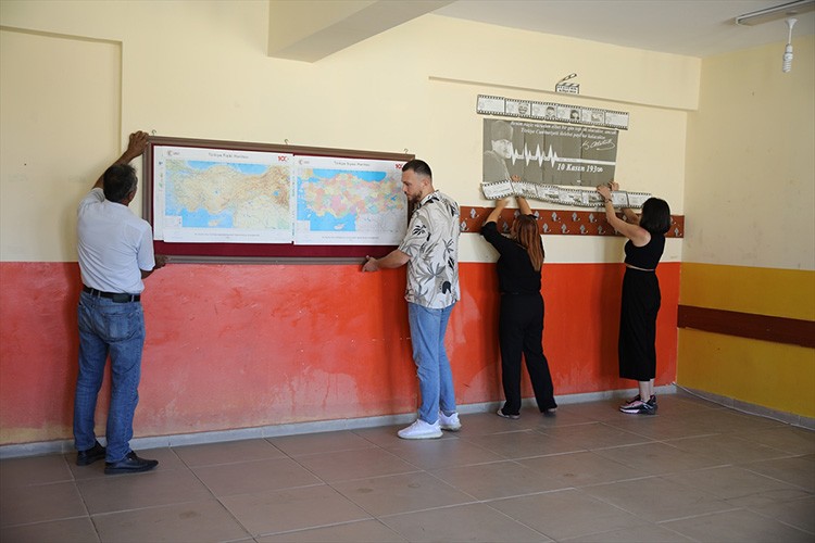 Öğretmen ve veliler el ele vererek sınıfları boyadı