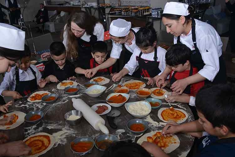 23 Nisan coşkusunu pizza yapım atölyesi ile kutladı