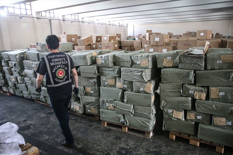 Yaklaşık 730 bin kaçak eşya ele geçirdi