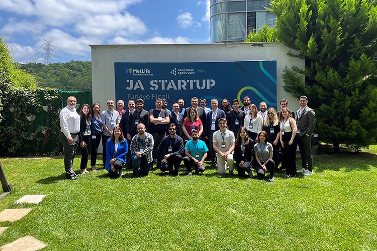 Gençlere girişimciliğin yolunu açmaya devam ediyor