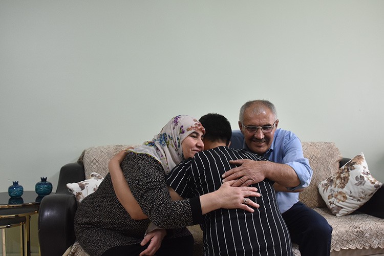 Koruyucu ailesi oldukları çocuğu sevgiyle büyütüyor