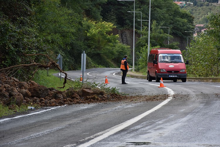 Trabzon'da toprak kayması nedeniyle Sera Gölü yolunda ulaşım kontrollü sağlanıyor