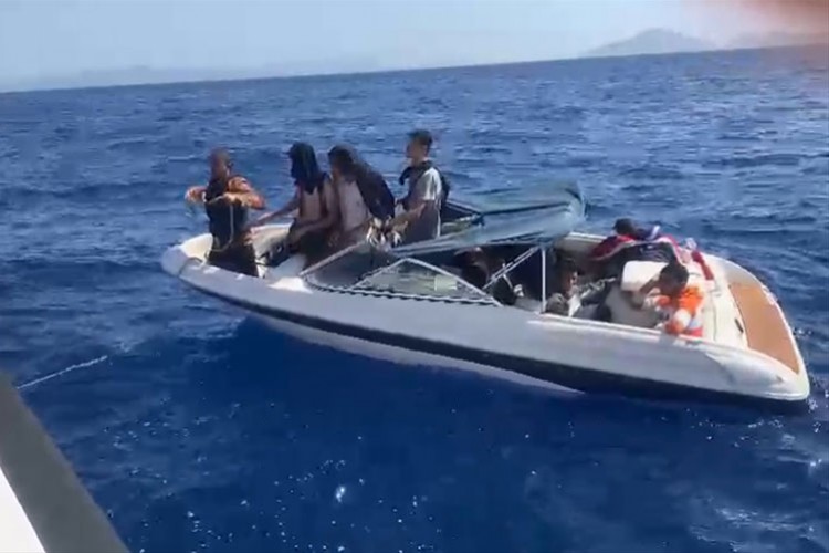 Sürüklenen bottaki 10 düzensiz göçmen kurtarıldı