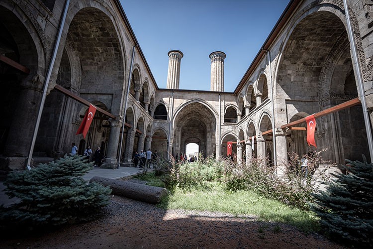 Çifte Minareli Medrese yapısıyla dikkat çekiyor