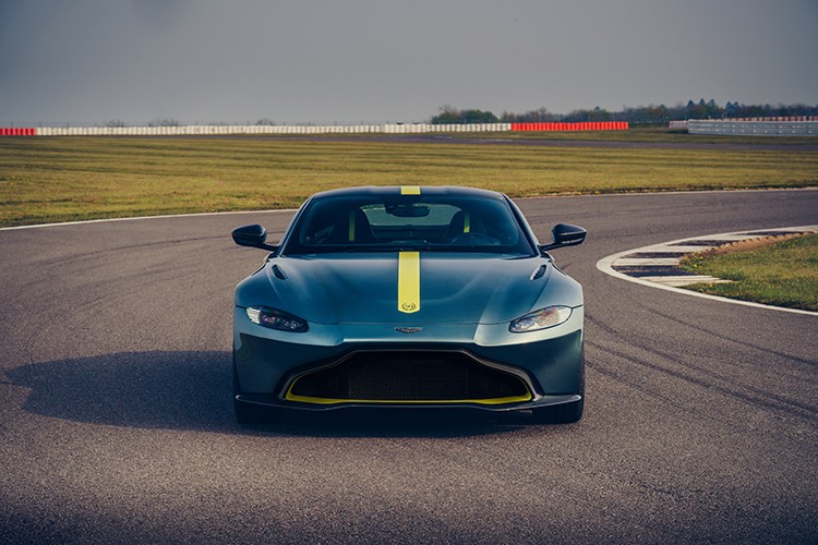 Aston Martin üstü açık modelini tanıttı