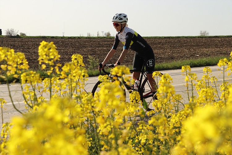 Pınar Kurtoğlu, yarışlara köy yollarında hazırlanıyor
