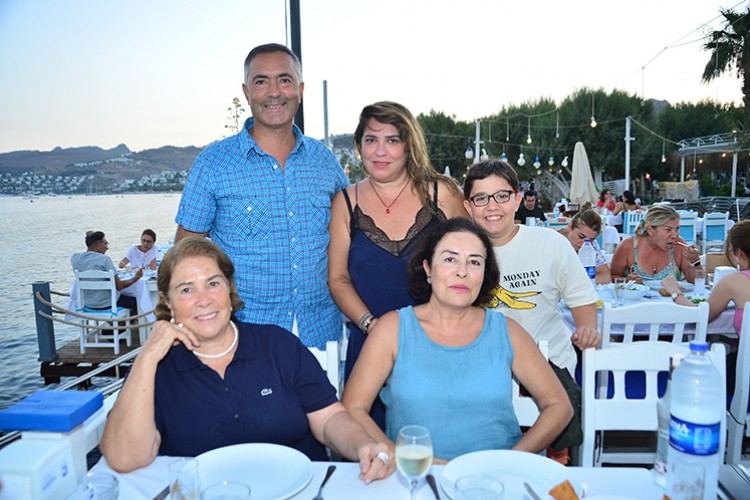 Geleneksel Bayram Yemeğinde Bir Araya Geldiler