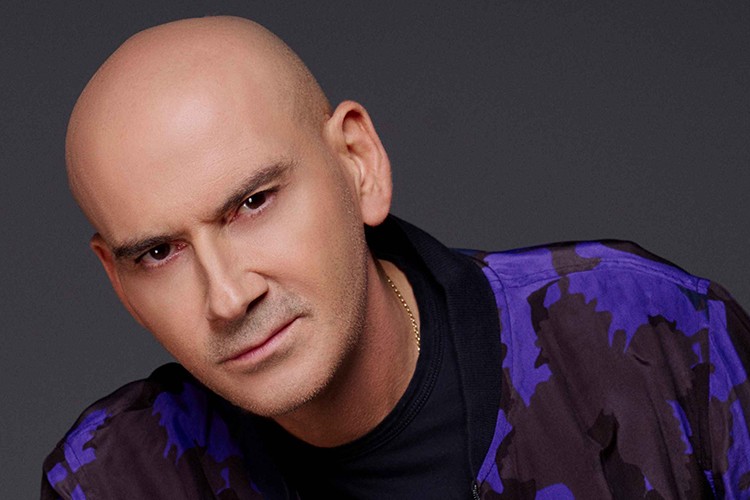 Altay unutulmaz şarkılarını kendi sesinden yorumlamaya devam ediyor