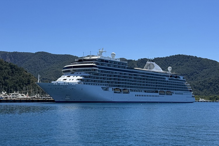 Marmaris'e "Seven Seas Splendor" kruvaziyeriyle 655 turist geldi